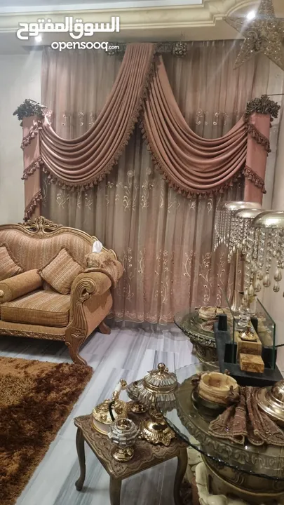 طقم كنب وطقم طاولات وسط وطقم طاولات سيرفس و برادي للبيع بسعر مغري جميع الاثاث تفصيل لا يوجد اي كسر