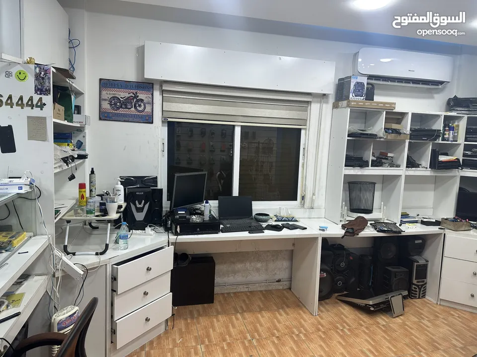ديكور محل صيانة عبارة عن الواح تعليق بترينة عرض خشب وقزاز رفوف خزائن بحالة الوكالة للبيع بسعر ممتاز