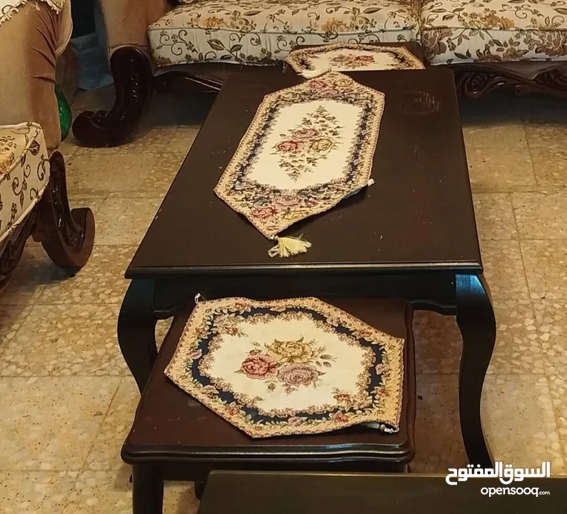طقم كنب مع طاولة وطربيزات