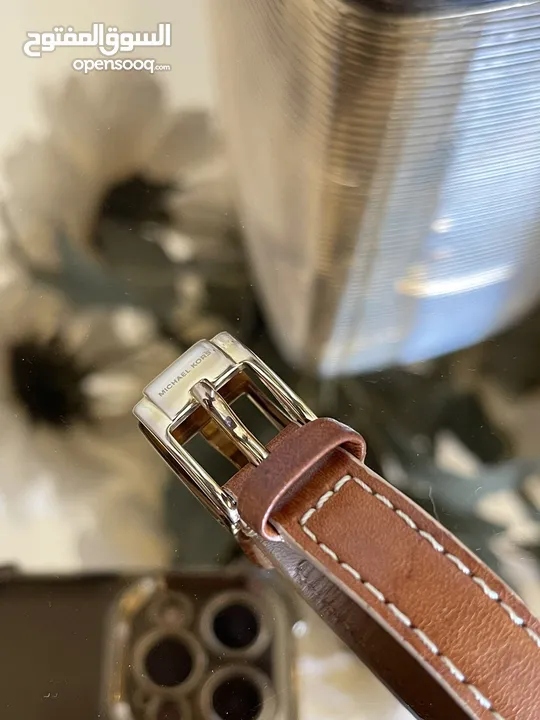 ساعة مايكل كورس ذهبية وجلد أصلية و مختَّمة  بحالة ممتازة  الساعة انيقة جداً Micheal Kors