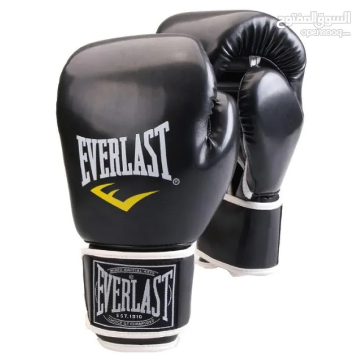 كيس ملاكمة اصلي من نوع Everlast مع قفازات وباندج جيد للتدرب على رياضة الملاكمة ولزيادة القوة