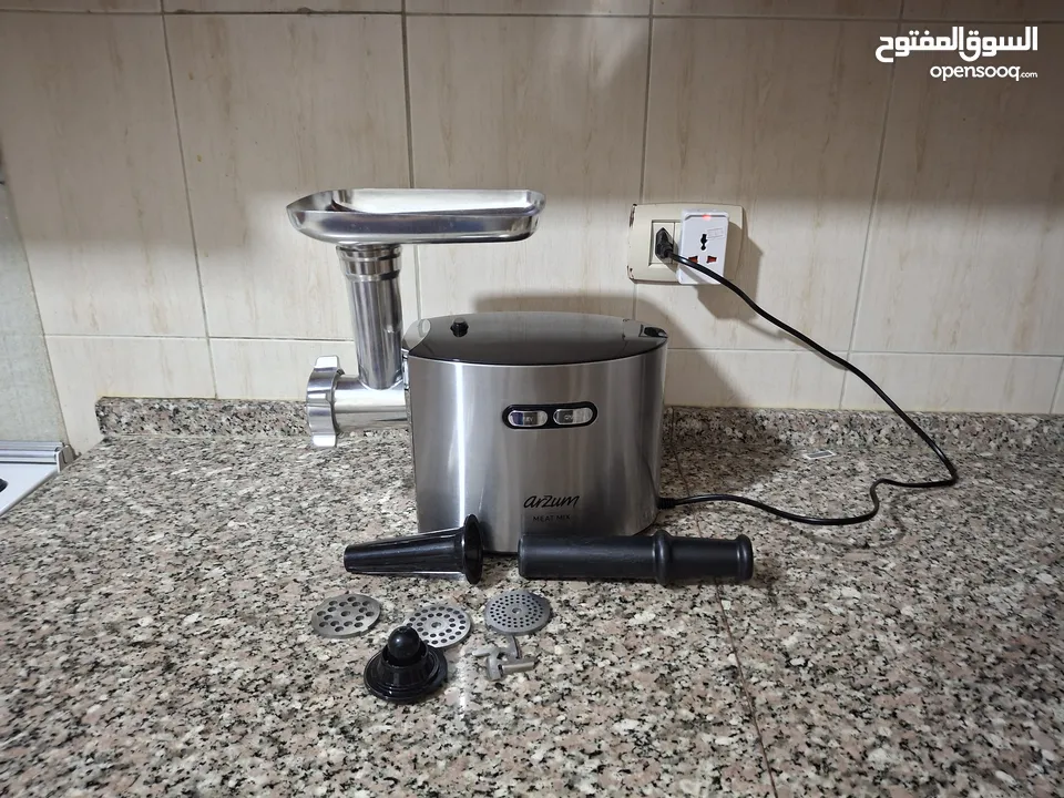 أجهزة كهربائية متنوعة بحالة ممتازة جدا للبيع بسبب السفر