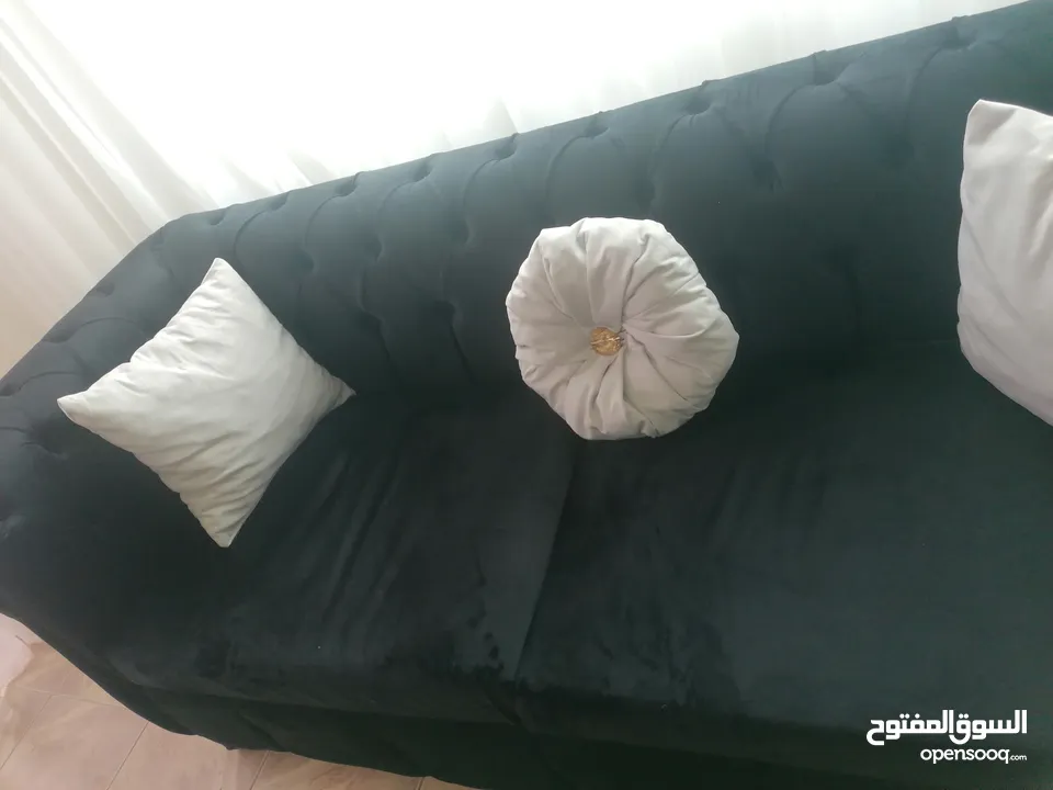 طقم كنب تفصيل مخمل ناعم ثقيل 7 مقاعد جديد غير مستخدم للبيع بسبب ضيق المكان