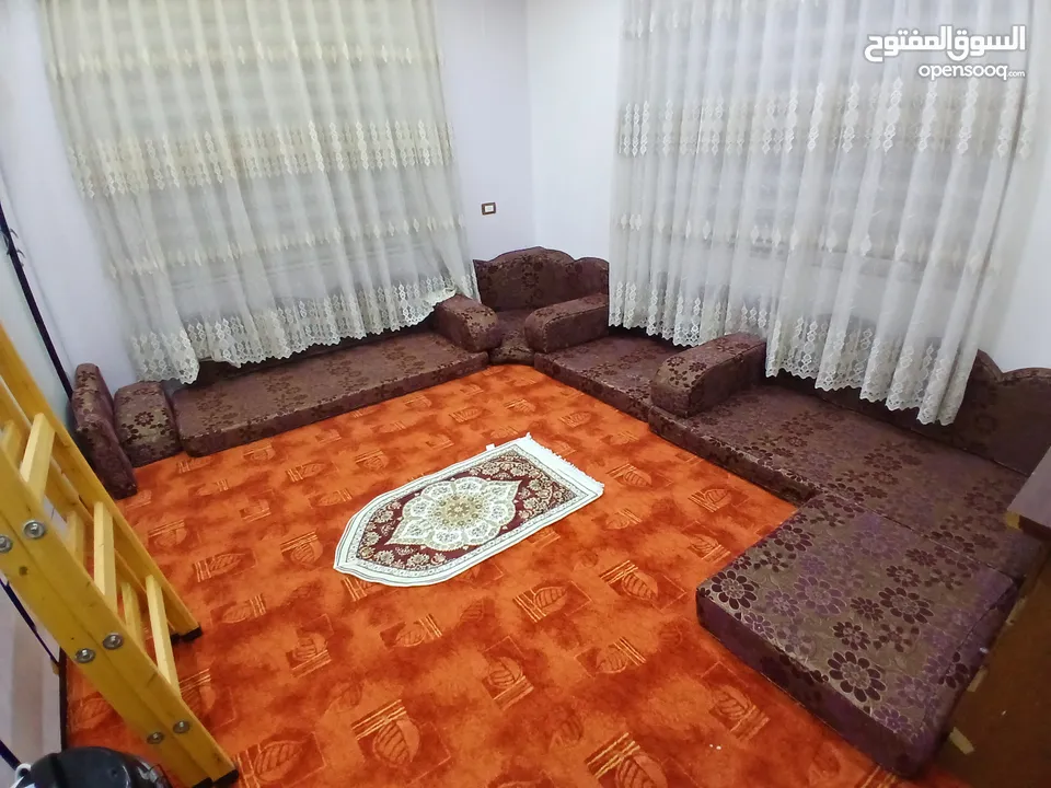 فراش مستخدم نهدي جميل ومريح
