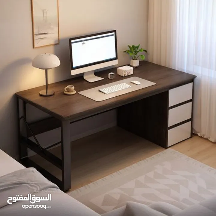 مكتب فاخر بتصميم عصري أنيق سطح خشبي متين بلون داكن فاخر يعطي لمسة فخامة  هيكل معدني أسود قوي  .