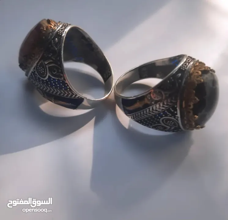 خاتم  العقيق من النوادر،مميز في النحت التقليدي،وسكت من الفضة.   .