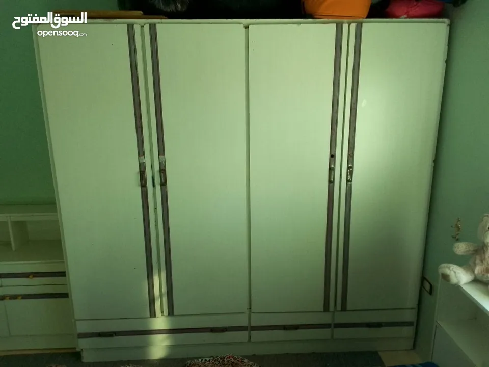 غرفة نوم تخت وخزانه وتوابع