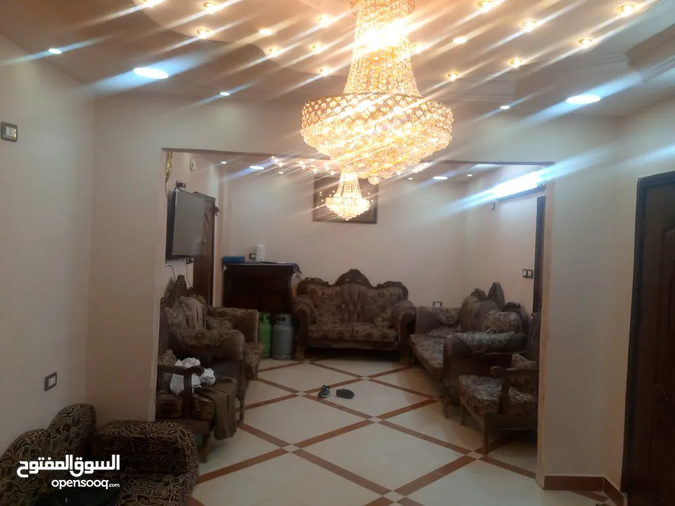 شقه للبيع مقابل المستشفى الاسلامي خلف صالة الشرق
