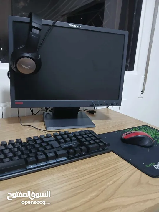 كمبيوتر بحالة الوكالة معه شاشة ماوس وكيبورد