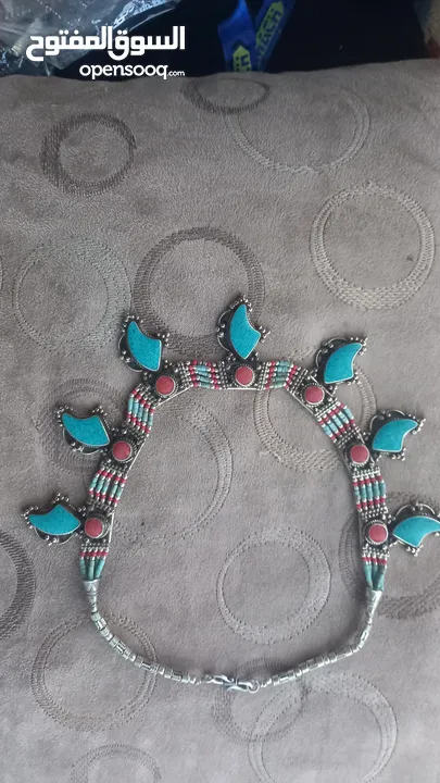 عقود ( طوق ) شغل يدوي من الحجار الفيروز و المرجان و البيس