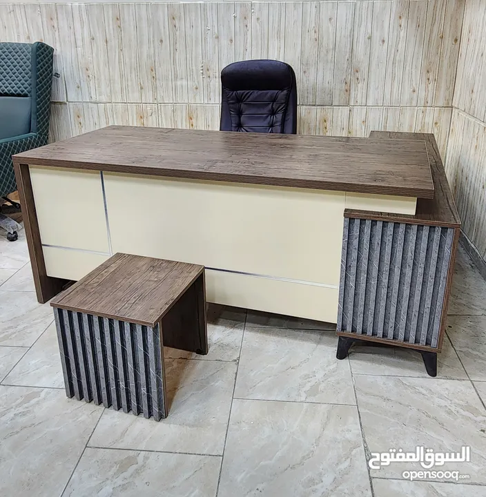 مكتب مدير مع جانبية ادراج وطاولة عرض مميز من لامينيت للأثاث المكتبي توصيل مجاني داخل عمان