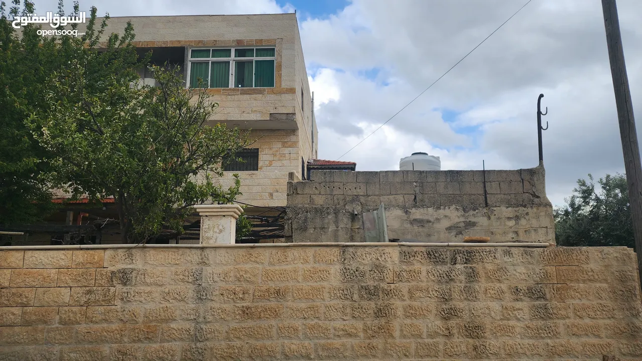 عماره لل: بيت مستقل مكون من ثلاث طوابق مساحة الارض 1117متر مساحة البناء ل