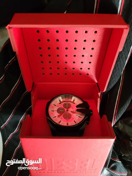 ساعة ديزل أصلية شاريها من شهر من اسبانيا وسعرها الأصلي تلقوه في الصور بالباكو بتاعها والكتيب والضمان