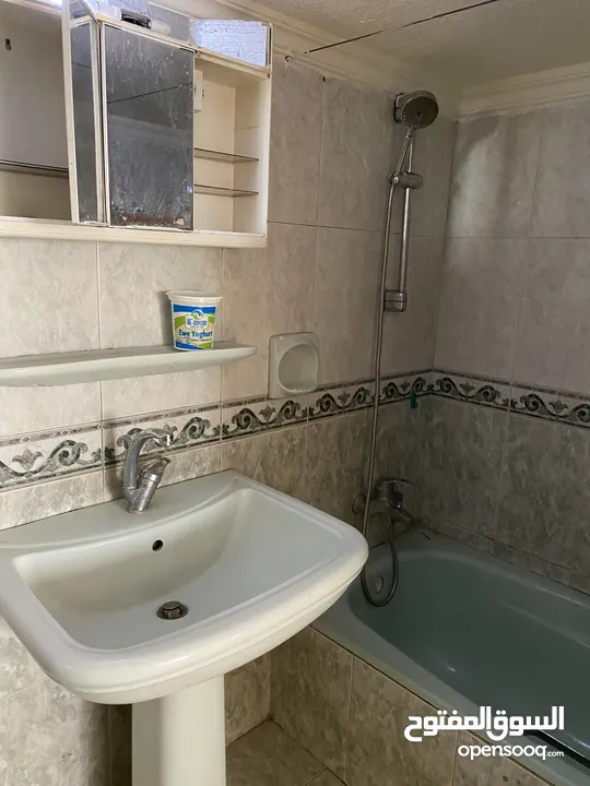 شقة طابقية مميزة للايجار / جبل النزهة