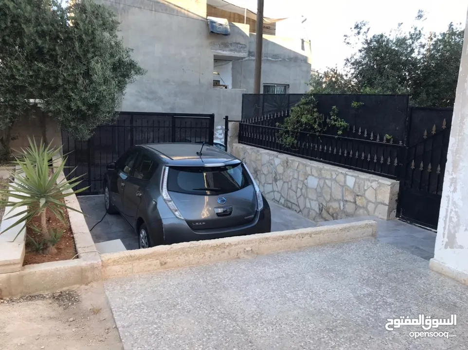 عمارة من 3 شقق مساحة 320 م وارض فارغة ياجوز منطقة الرشيد حي جعفر قرب اخر موقف للباصات