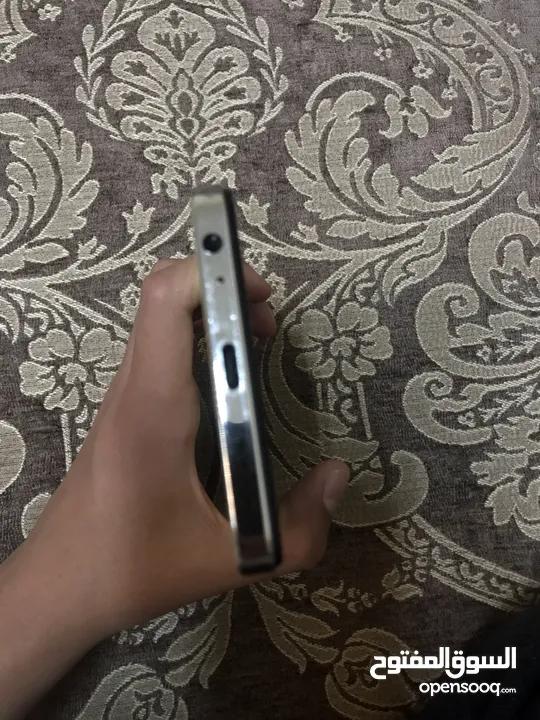 تلفون infinix hot 40i بحالة جيدا مع كرتونة وشاحن الاصلي +كفر