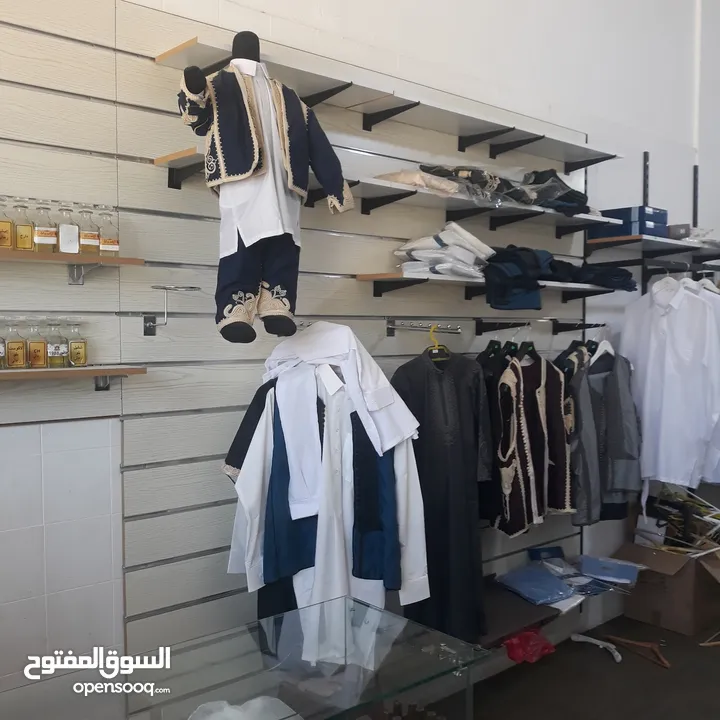 محل ثياب عربية مع الديكور وعطور