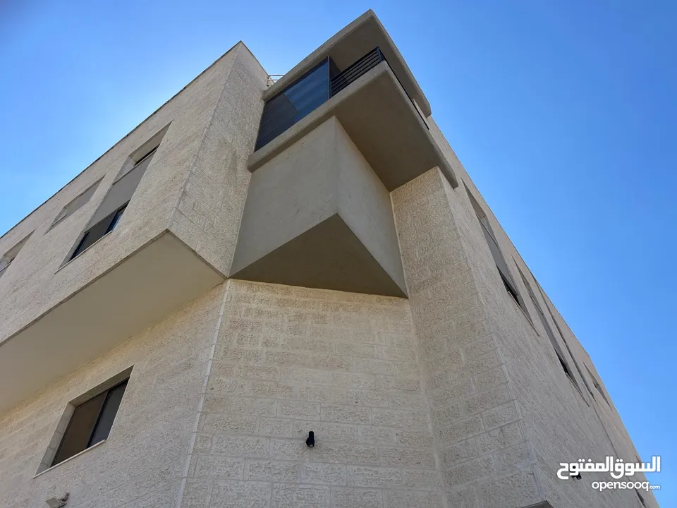 عمارة للبيع او للايجار مكاتب عدد طابق 1 ومخازن عدد 4 طوابق بموقع مميز و بتصميم عصري