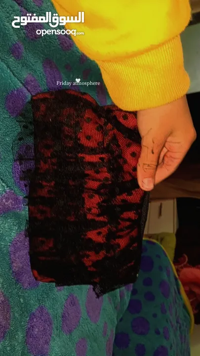 لونها اسود محفظه