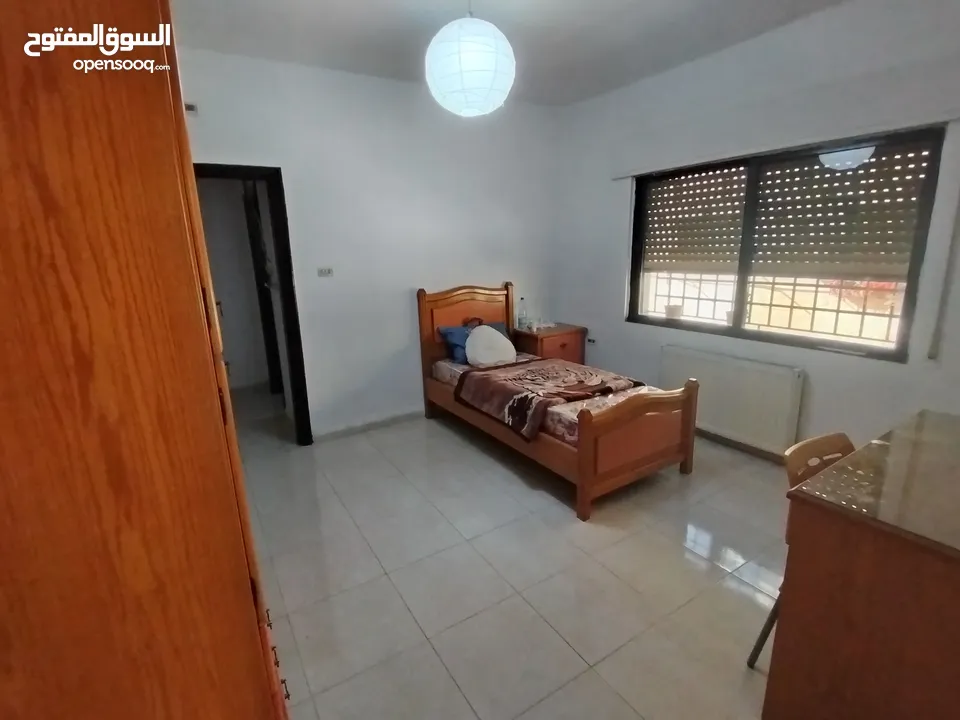 غرفة نوم شبابية، بحالة ممتازة تخت فاخر خزانة طابقين، كوميدنة، تسريحة مع مراي،الله يبارك لصاحب النصيب