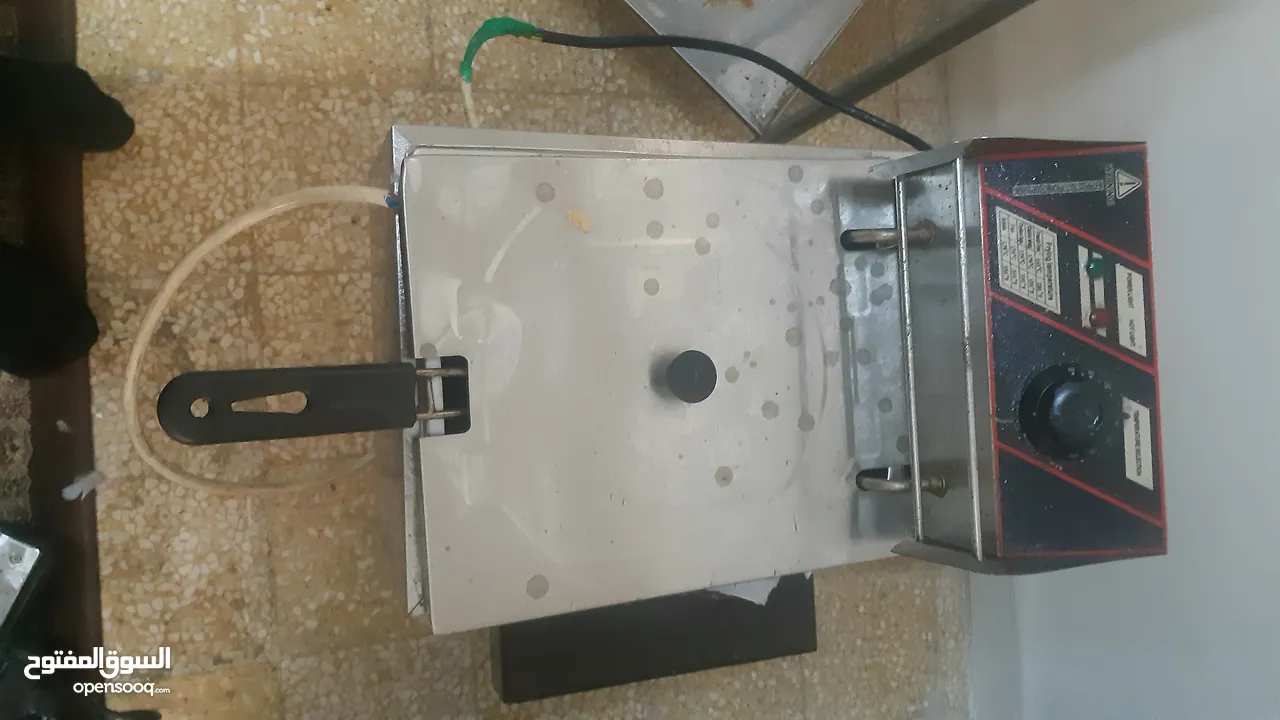 بالمري كهرباء ثلاثة جاطات و طاولة عرض وتحضيرستيل وجرل وتست غاز مع طاولة ستيل ومقلة بطاطا كهرباء