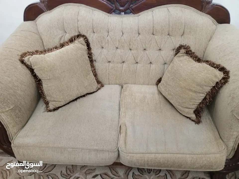 طقم كنب مستعمل بحاجة قشاطات وخياطة القماش وتنظيف  للبيع بسعر مناسب