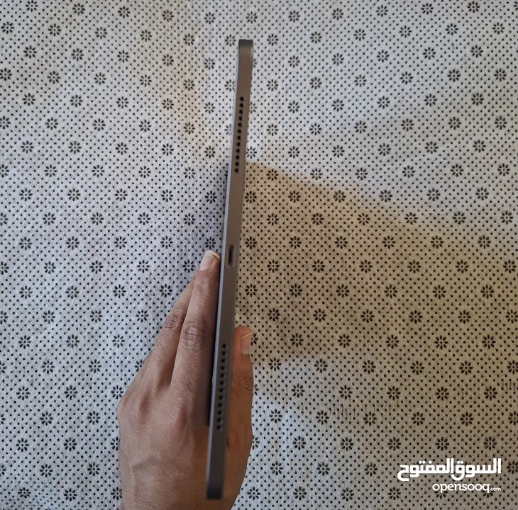 IPad Air 5 بحالة الوكالة ، تحت الكفالة ،جميع أغراضه