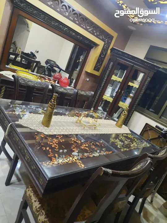 طاولة سفرة مع 8 كراسي تم تفصيله ومعها لوح زجاجي عازل للحراره