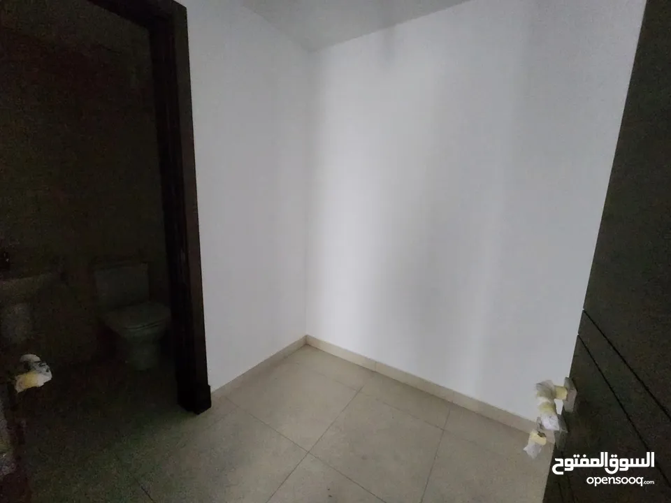 شقة فارغة للبيع بين الدوار الرابع و الخامس - ref : 14610