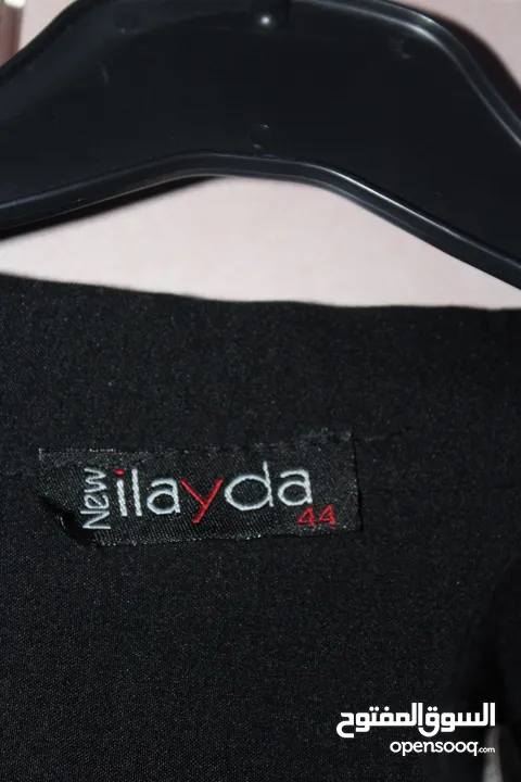 فستان نسائي قصير بقصة واسعة على الخصر، بلون أسود سادة، ومطرز بالورود