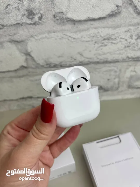 سماعات AirPods 4 تأتي بتصميم مميز وراحة مطلقة مع جودة صوت محسّنة وعزل ضوضاء نشط (ANC) لتجربة استماع