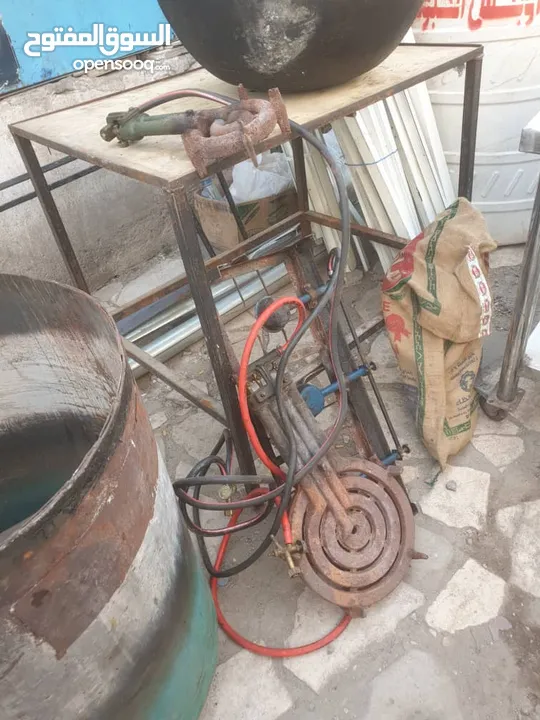 معدات مطعم متنوعه مستخدم نظيف للبيع اغلب المعدات جديده ولم يتم استخدامها وبحاله ممتازه والسعر مغري