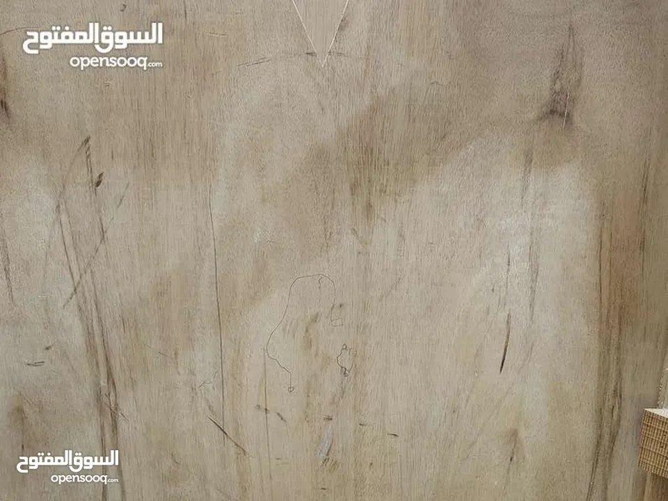 طاولة لون ابيض نخب ولا شخط  شبه وكاله+ طاولة بني خشب سويد يا بلاش
