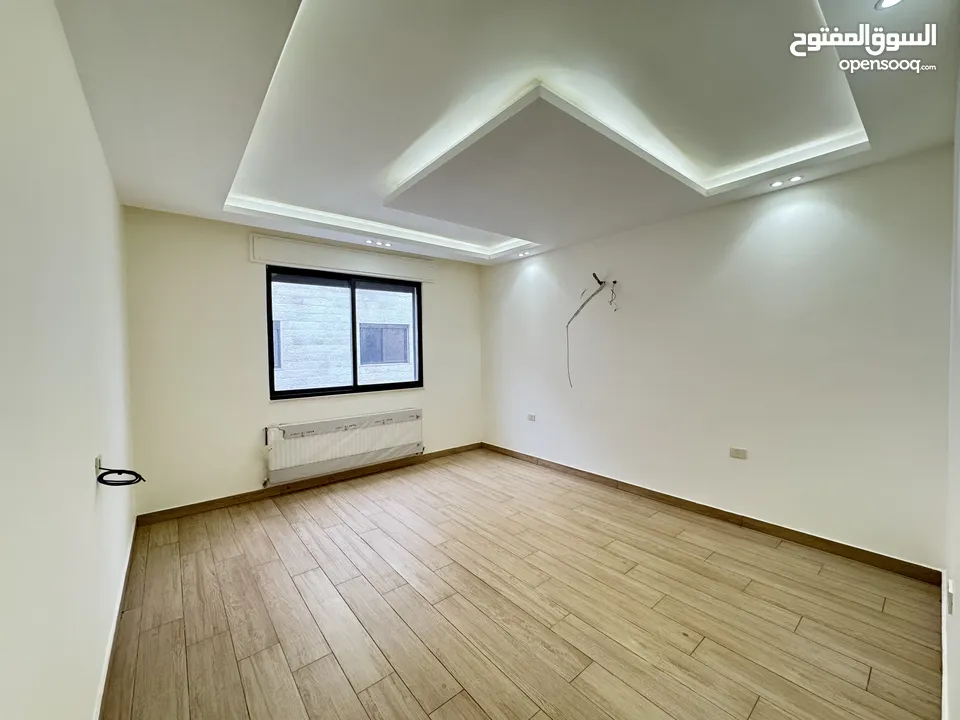 شقة مميزة طابق اول بأجمل مناطق خلدا مساحة واسعه 240م بسعر مميز