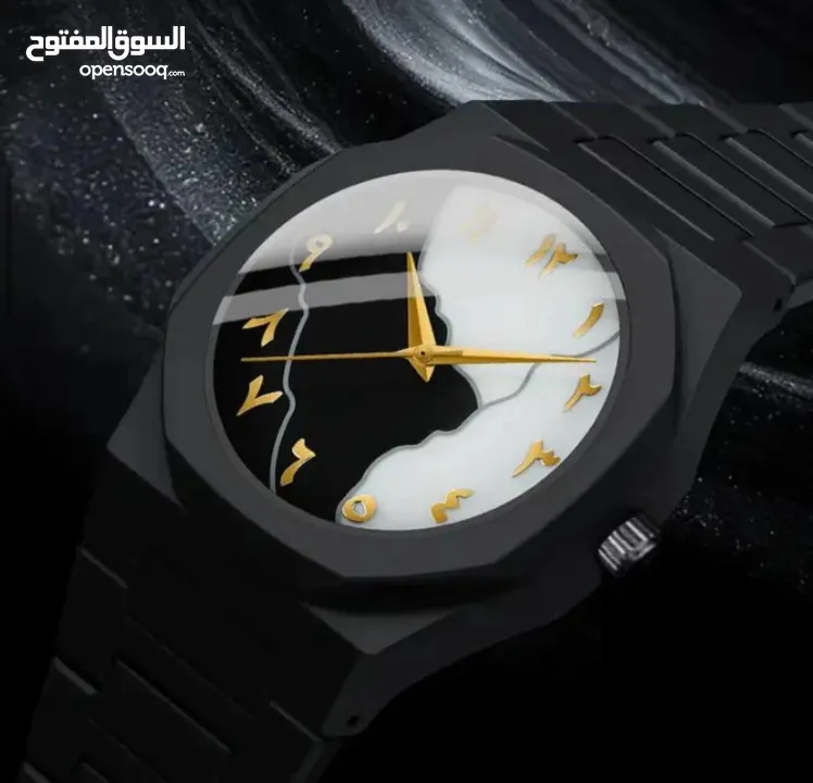 الساعة الترند الكاملة بالسواد – والبياض بارقام عربية أنيقة تضيف لمسة تراثية رقمية .
