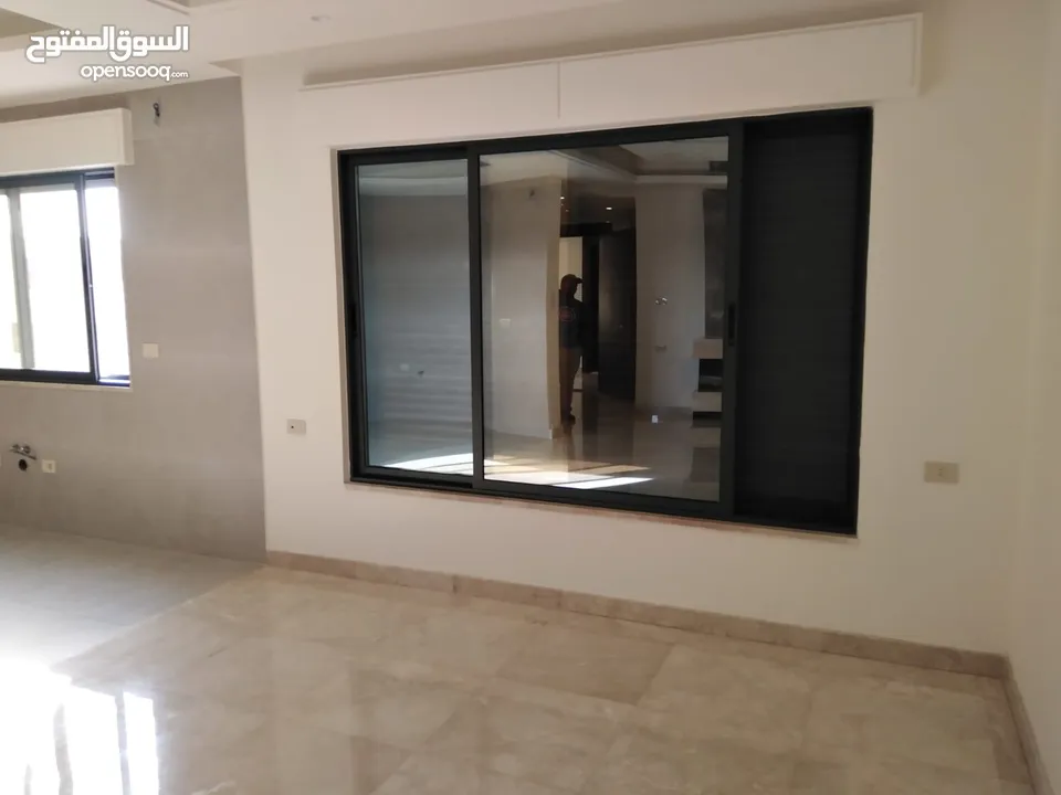 اخير مع روف للبيع في عبدون / الرقم المرجعي : 13666