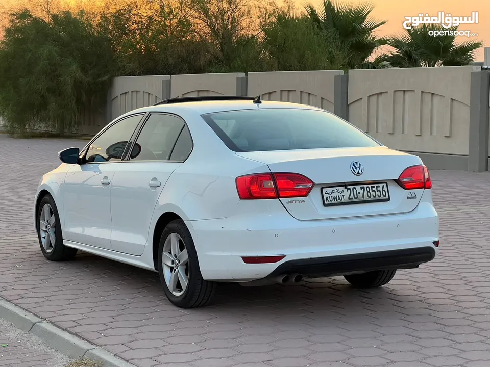 Volkswagen jetta 2000cc sports csr full options top variant white color