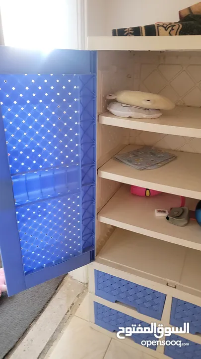 خزانة أطفال ملابس بحالة جيدة