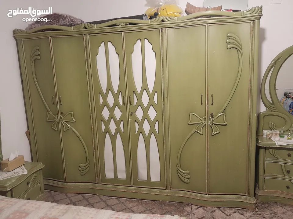 غرفة نوم للبيع خشب ممتاز بحاجة صيانة بسيطة و تغير لون البيع بسعر الخشب