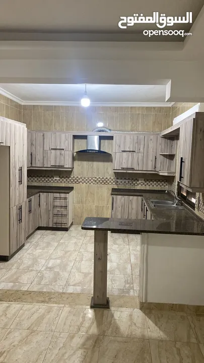الكرسي ـ شقه فارغه مجددة للايجار ـ موقع مميز جدا ـ 180 متر ـ باجره 5500 دينار