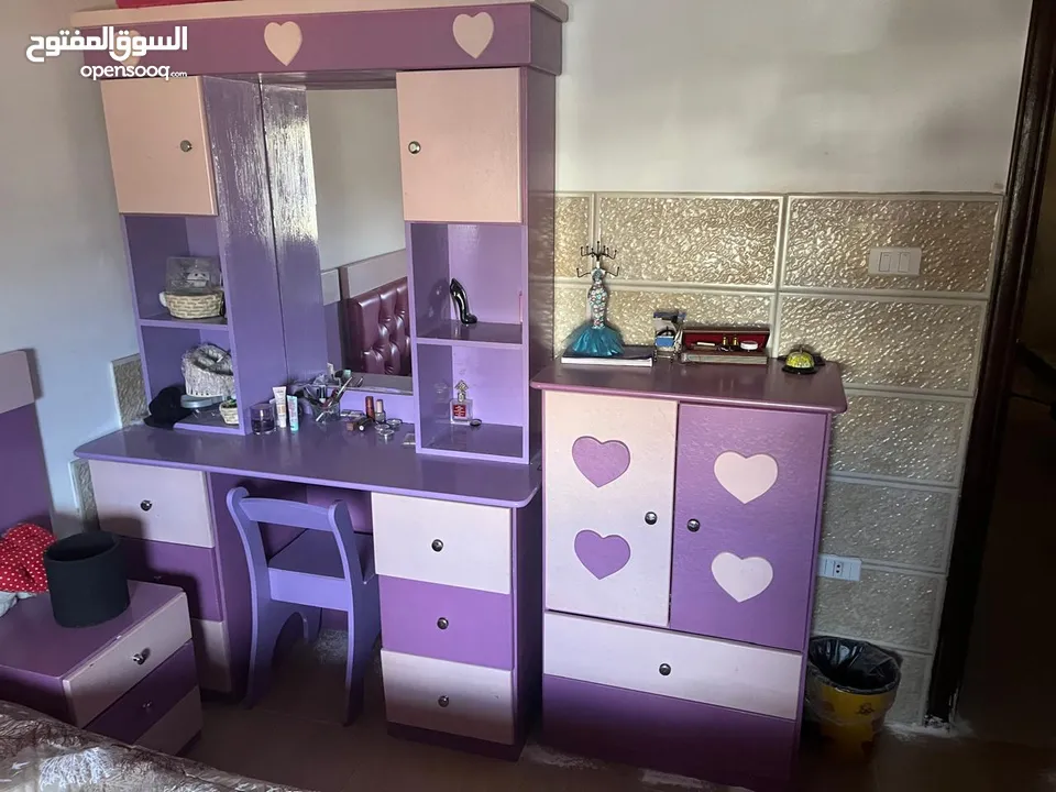غرفة نوم بناتي خشب لاتيه بحاله ممتازه وارد السعوديه والسعر قابل للتفاوض