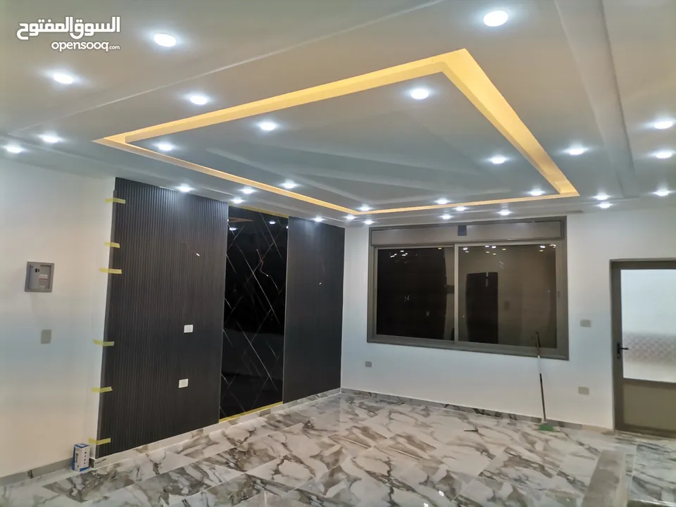 رووف دوبلكس 220 م مع ساحه كبيره 80م للبيع جنوب دوار اللوازم وغرب المستشفى التخصصي