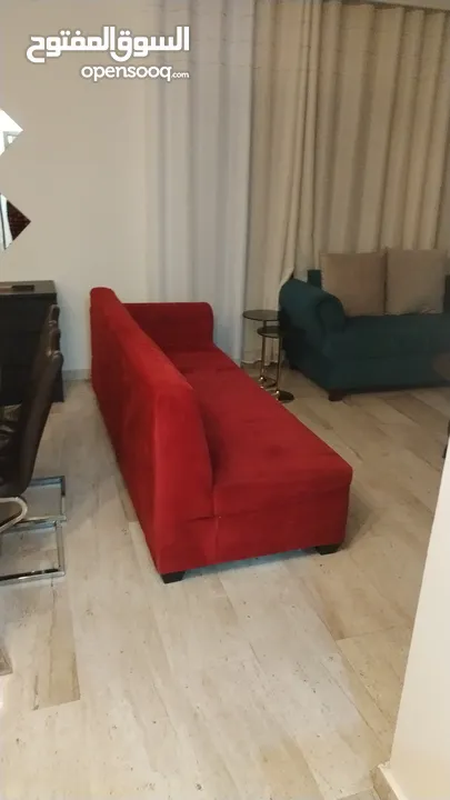 كنب كورنر لون خمري بحالة جيدة جدا