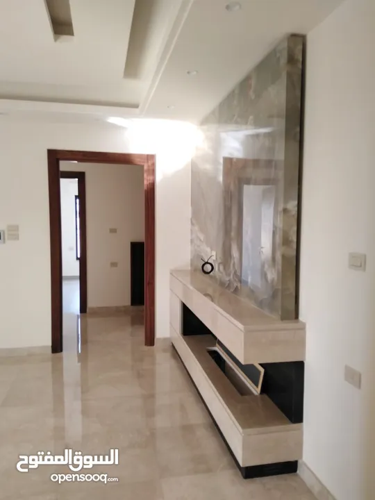 اخير مع روف للبيع في عبدون / الرقم المرجعي : 13666