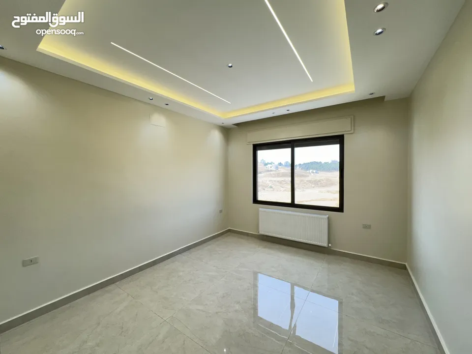 شقة مميزة للبيع طابق اول 185 م طريق المطار خلف المدارس العالمية  منطقة الحويطي