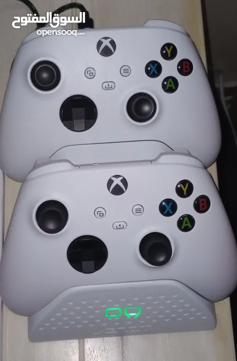 For sale Xbox Series S with controller, controller charger and three headphones