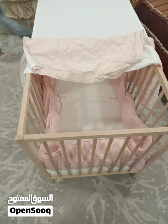 سرير طفل شبهه جديد مع مترس قمة في النظافة يوجد لون وردي واخر كحلي قمة النظافة
