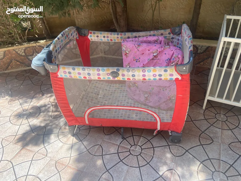 سرير اطفال نضيفه جدا