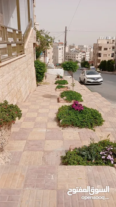 فيلا مميزة مع رووف   للاستثمار والايجار قريبة من شارع المطاعم وبالقرب من مدينة الجبيهة الترويحية