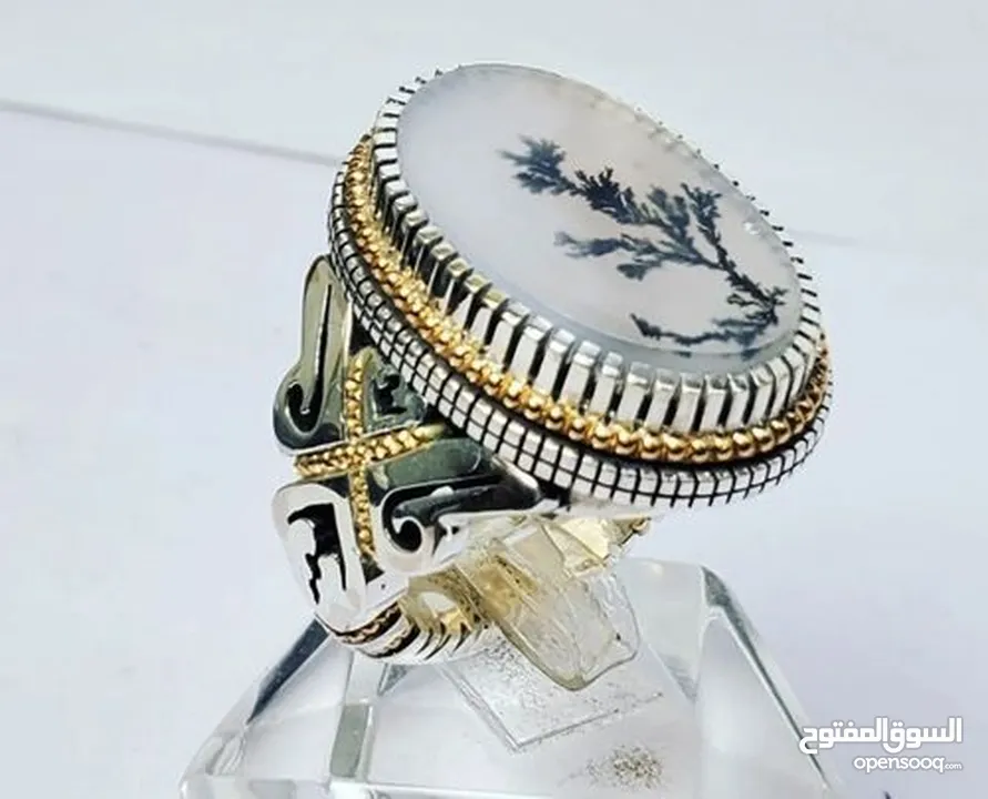 خاتم فاخرمصنوع يدويامن الفضة الخالصة(925) مزود بحجرالعقيق شجري طبيعي يتميز بنقوش فريدةعلي شكل شجرة ا